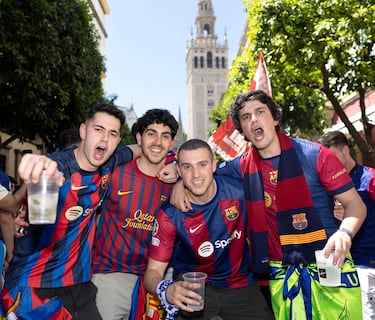 Aficionados del Barcelona y del Real Madrid disfrutan por las calles de Sevilla de las horas previas a la final de Copa. 