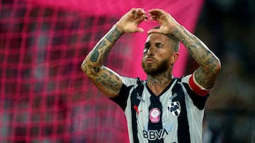 Sergio Ramos celebra un gol con Rayados.