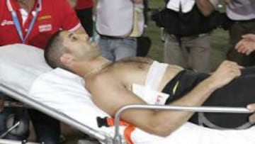 El saltador Salim Sdiri recibe el impacto de una jabalina en Roma