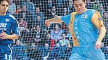 <b>PEGADA. </b>El Polaris tiene asegurado el gol con Lenisio.