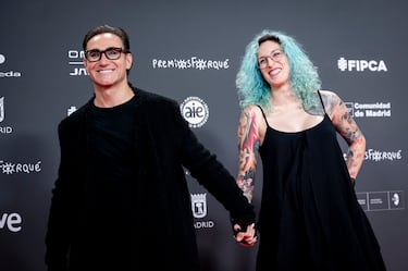 El actor Carlos Santos y su pareja Raquel Álvarez posan en la alfombra roja de la 31 edición de los Premios José María Forqué.