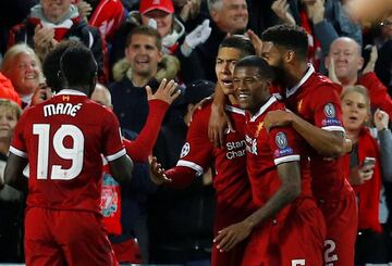 Los jugadores celebran el 1-1 de Roberto Firmino.