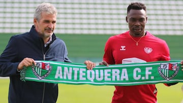 Ángel González, presidente, y Carlos Kameni, nuevo fichaje del Antequera CF.