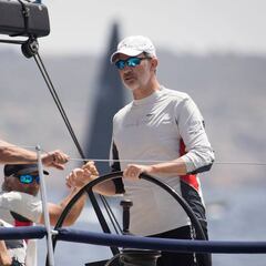 El rey Felipe VI ya maneja la rueda del Aifos 500