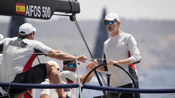 El rey Felipe VI ya maneja la rueda del Aifos 500
