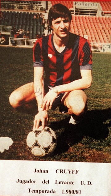 Vistió la camiseta del Barcelona durante cinco temporadas entre 1973 y 1978. Jugó la temporada 1980-81 en el Levante.