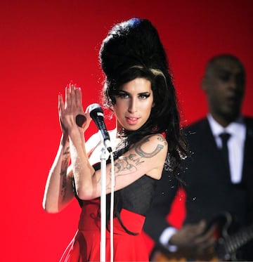 Las drogas y la fama fueron las encargadas de acabar con la vida de Amy, quien prometía tener un gran futuro en la industria de la música. La intérprete falleció el 23 de julio de 2011.