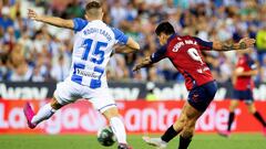 GRAF7642. LEGAN&Eacute;S (MADRID), 17/08/2019.- El delantero argentino del Club Atl&eacute;tico Osasuna Ezequiel Chimy &Aacute;vila (d) dispara a puerta para conseguir su gol, primero del equipo ante el Legan&eacute;s, durante el partido correspondiente a