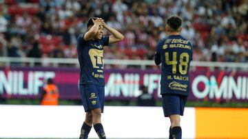 AME3513. GUADALAJARA (MÉXICO), 23/04/2022.- Sebastián Saucedo (i) de Pumas reacciona hoy, durante un partido de la jornada 16 del torneo clausura 2022 de la liga de fútbol mexicano disputado, en el Estadio Akron, en Guadalajara, Jalisco (México). EFE/ Francisco Guasco
