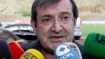 <b>HABLÓ ALTO Y CLARO. </b>Santiago Llorente, ayer en su alocución ante los medios de comunicación en la que defendió al entrenador.