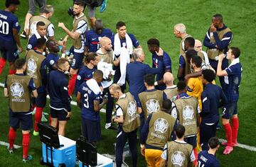 Didier Deschamps con Paul Pogba y los jugadores de la selección de Francia momentos antes de comenzar la prórroga.