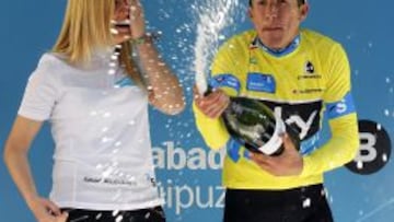 El ciclista Sergio Luis Henao Montoya (SKY) celebra como nuevo líder tras la tercera etapa de la 55 edición de la Vuelta al País Vasco, en la localidad guipuzcoana de Zumarraga.EFE/Javier Etxezarreta.