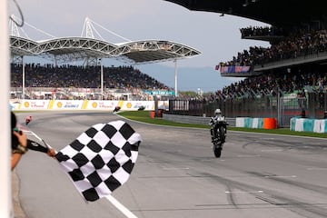 Maverick Viñales cruzando la línea de meta en primer lugar en Sepang. 