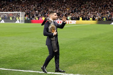 Ilia Topuria saque de honor.