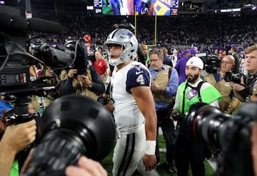 Caught by the press | The media are never far away when Prescott is around, here against the Minnesota Vikings in December 2016.