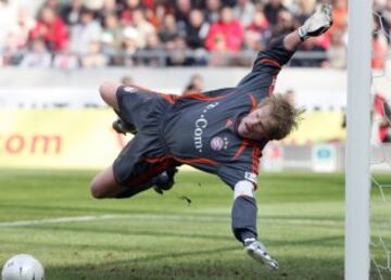 Oliver Kahn fue el único portero en conseguir el podio del Balón de Oro dos años consecutivos. En 2001 y 2002 fue el tercer mejor jugador del año.