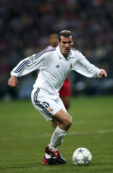 El 19 de agosto de 2001, el astro francés Zinedine Zidane hizo su esperado debut con el Real Madrid en un partido de LaLiga frente al Valencia, celebrado en el Estadio Santiago Bernabéu. Zidane, quien llegó al club por una cifra récord de 75 millones de euros procedente de la Juventus, mostró desde sus primeros minutos su capacidad para manejar los tiempos del partido y su inigualable técnica. A pesar de la derrota por 1-0, Zidane dejó claro que sería un jugador clave en el proyecto de los "Galácticos", lo que más tarde confirmó con actuaciones memorables.
