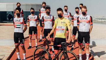 Los ciclistas del UAE Emirates posan durante la concentraci&oacute;n del equipo en los Emiratos &Aacute;rabes Unidos.