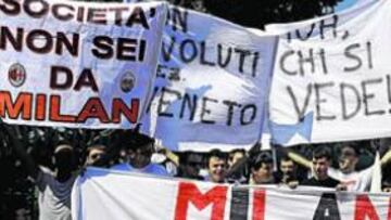 <b>PROTESTA. </b>Los tifosi se manifestaron en Milanello indignados por la gestión de Berlusconi.