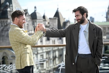 Conor McGregor y Jake Gyllenhaal asisten a la sesión fotográfica de "Road House" en The Corinthia el 14 de marzo de 2024 en Londres, Inglaterra.