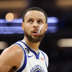 ¿Por qué Stephen Curry de Golden State Warriors de la NBA muerde su protector bucal de esa manera?