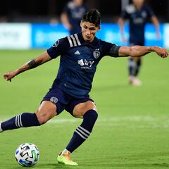 Delantero del Sporting Kansas City alza la mano para la Selección