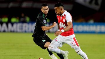 Wilson Morelo ante la marca de Daniel Giraldo en el partido entre Santa Fe y Deportivo Cali por la ida de los cuartos de final de la Copa Sudamericana