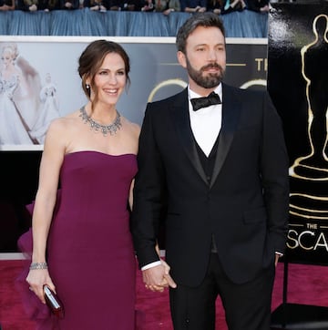 Jennifer Garner probablemente es uno de los más grandes amores de Affleck. El dúo se enamoró en el set de ‘Daredevil’ en 2005. Poco después de iniciar un noviazgo, la pareja se casó en secreto en el Caribe. Durante una década Jen se convirtió en el soporte de Ben y se alejó de la actuación para darle la bienvenida y cuidar de sus tres hijos, Violet, Seraphina y Samuel.
Debido al alcoholismo del actor, la pareja se separó en 2015 y dos años después - en 2017 - solicitaron el divorcio. Pese a la separación, Jen y Ben tienen una buena relación, pues continúan siendo amigos y cuidando de sus hijos.