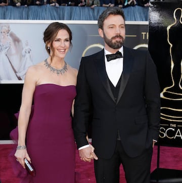 Jennifer Garner probablemente es uno de los más grandes amores de Affleck. El dúo se enamoró en el set de ‘Daredevil’ en 2005. Poco después de iniciar un noviazgo, la pareja se casó en secreto en el Caribe. Durante una década Jen se convirtió en el soporte de Ben y se alejó de la actuación para darle la bienvenida y cuidar de sus tres hijos, Violet, Seraphina y Samuel.

Debido al alcoholismo del actor, la pareja se separó en 2015 y dos años después - en 2017 - solicitaron el divorcio. Pese a la separación, Jen y Ben tienen una buena relación, pues continúan siendo amigos y cuidando de sus hijos.