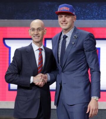 El comisionado de la NBA, Adam Silver, saluda al jugador Henry Ellenson, seleccionado por Detroit Pistons.
