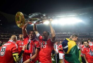 Los jugadores del Benfica celebran con el trofeo tras derrotar Olhanense y ganar el título de la Liga portuguesa en el estadio Luz de Lisboa 