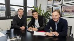 Merino, firmando con el Borussia Dortmund