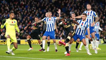 06 November 2021, United Kingdom, Brighton: Newcastle United's Allan Saint-Maximin sees his shot saved by Brighton goalkeeper Robert Sanchez (L) during the English Premier League soccer match between Brighton & Hove Albion and Newcastle United at