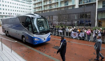 El autobs del Real Madrid llegando al hotel de concentracin en Manchester. 