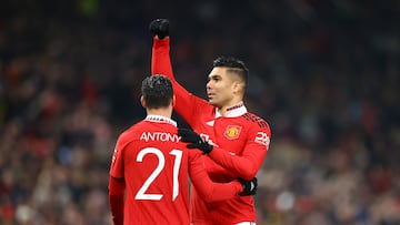 Casemiro, jugador del Manchester United, señala a su compañero Antony tras darle una asistencia.