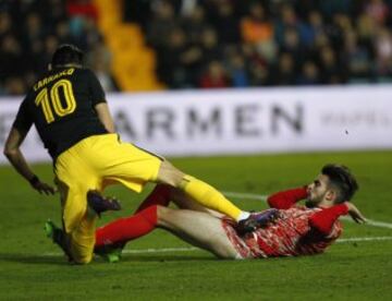 0-1. Héctor en la jugada del penalti a Carrasco. Saul transformó desde los once metros el primer tanto colchonero.
