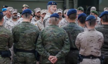 El Rey Felipe VI, en su segundo viaje a la Comunidad Valenciana tras el paso de la DANA, visita  las unidades militares desplegadas para las ayudas a los afectados por la tragedia y los centros desde donde se coordina esta asistencia en la Base Militar Jaime I en Bétera, Valencia.