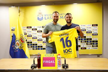 Deivid y Andone, tras la presentación del futbolista. 