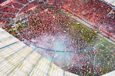 Los aficionados del Bayer Leverkusen invadieron en masa el césped del BayArena tas finalizar el encuentro y celebrar el primer título en la Bundesliga de su equipo.