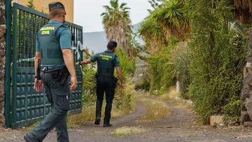GRAFCAN8947. CANDELARIA (TENERIFE), 17/05/2021.- La Guardia Civil efectuó este lunes un nuevo registro, el cuarto, de la casa del padre de las niñas Anna y Olivia, desaparecidas hace 20 días en Tenerife, al igual que su progenitor, con la novedad de que participan en este rastreo perros adiestrados en la detección de restos biológicos. EFE/ Ramón De La Rocha