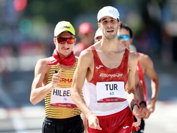 Marc Tur finaliza cuarto en la prueba de 50 kilómetros marcha. El balear pierde la medalla en los últimos 150 metros tras liderar durante el último tramo de la carrera la fuga por los metales. Diploma olímpico. Por otro lado, Chuso García Bragado termina trigésimo quinto y Corchete abandona.