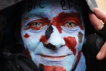 Un aficionado del Burnley antes del partido de la Premier ante el Chelsea.