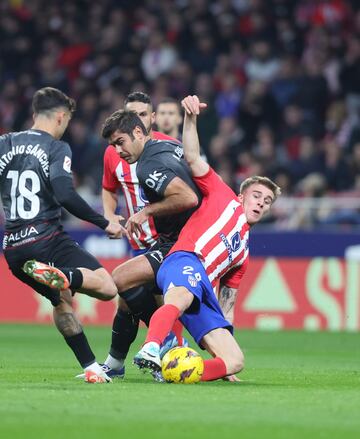 Antonio Sánchez observa el forcejeo entre Abdón Prtas y Pablo Barrios.