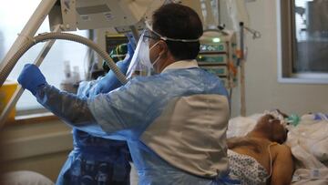 Santiago 18 Junio 2020 Doctores, enfermeros y personal del Hospital Militar continuar luchando con sus pacientes contra la pandemia de Covid-19. El hospital militar atiende pacientes de Fonasa y también de Isapres ademas de personal el ejercito. Marcelo Hernandez/Aton Chile ***Atencion editores images pueden ser sensibles, no mostrar rostros**