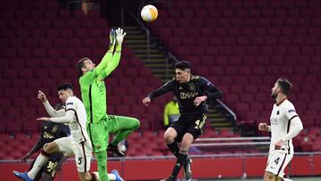 Soccer Football - Europa League - Quarter Final First Leg - Ajax Amsterdam v AS Roma - Johan Cruijff Arena, Amsterdam, Netherlands - April 8, 2021 AS Roma&#039;s Pau Lopez in action with Ajax Amsterdam&#039;s Edson Alvarez REUTERS/Piroschka Van De Wouw