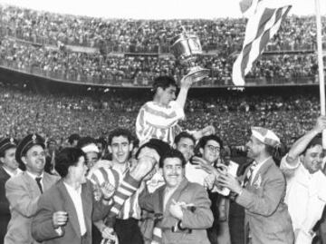 Gaínza levanta la Copa de 1958 tras ganar con el Athletic al Real Madrid. 
