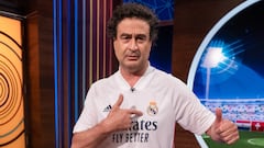 El chef Pepe Rodríguez, posa con un uniforme del Real Madrid en las grabaciones de 'MasterChef Junior 8’.