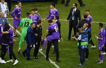El 3 de junio de 2017 conquist¨® su segunda Champions (su quinto t¨ªtulo y la duod¨¦cima Champions del Madrid) tras ganar la final a la Juventus en Cardiff, Gales. En la foto, Zidane celebra la victoria con el equipo.