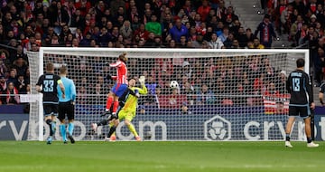 Cambio de juego de Barrios, centra de primeras sin dejarla botar Llorente, y Griezmann le gana la partida a un Kashia dormido para hacer el segundo.