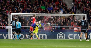 Cambio de juego de Barrios, centra de primeras sin dejarla botar Llorente, y Griezmann le gana la partida a un Kashia dormido para hacer el segundo.
